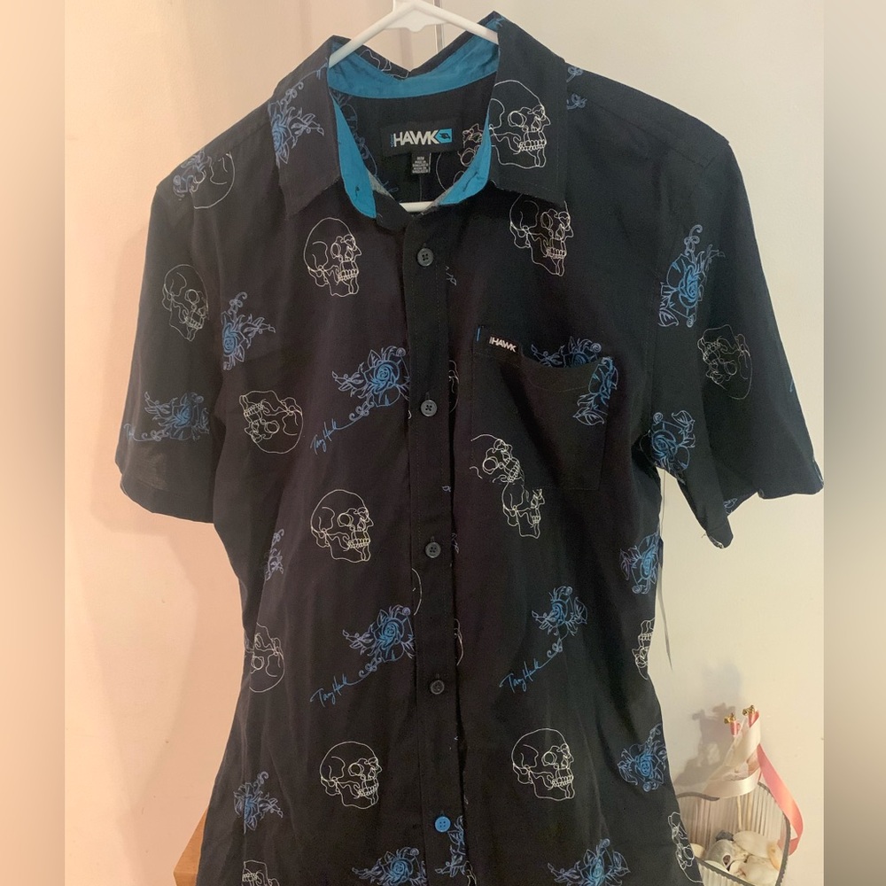 Tony Hawk Men Skull and Rose Short Sleeve Woven Shirt Size Medium NWT